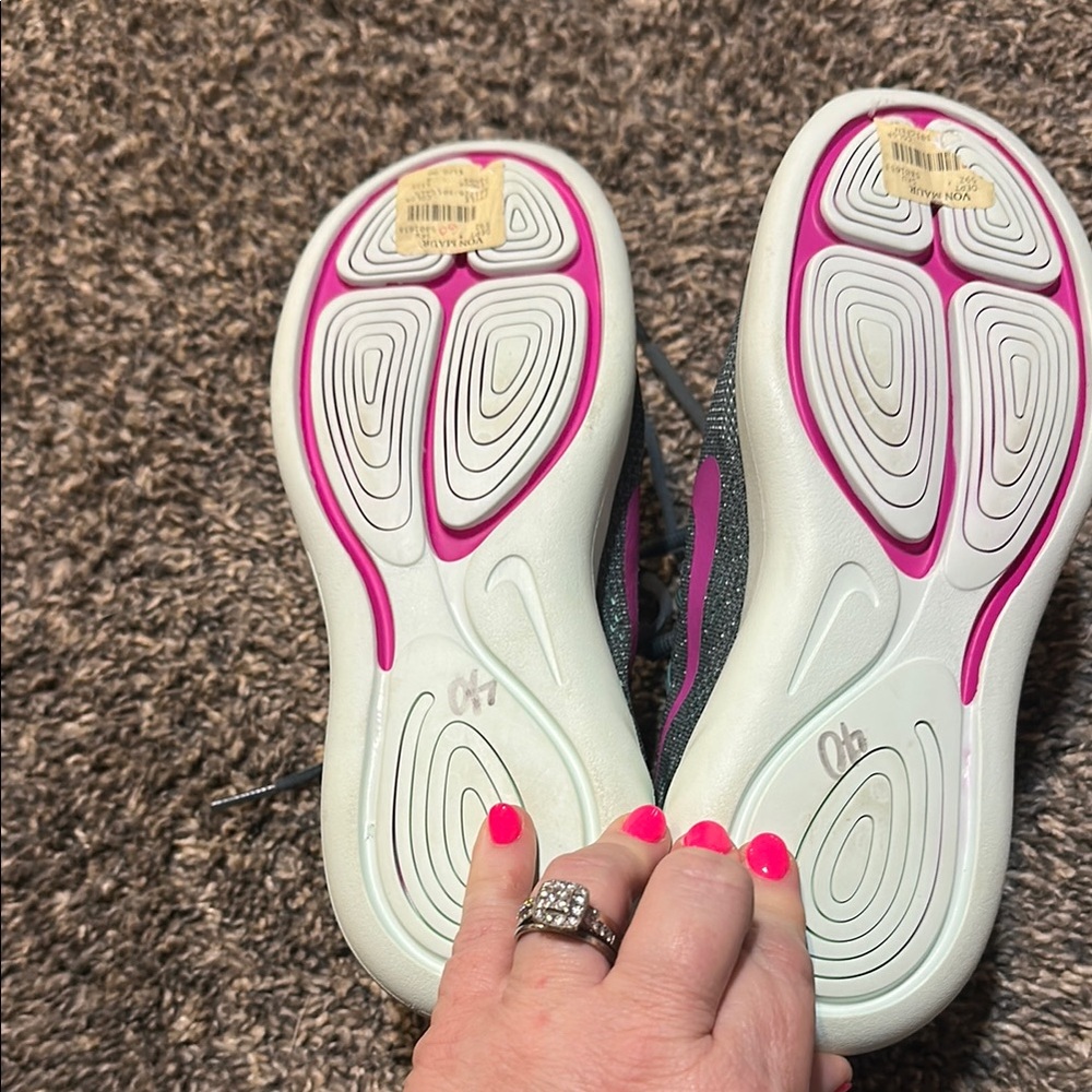 Nike Teal and Pink Sneakers with Cushioned Soles - Picture 5 of 6